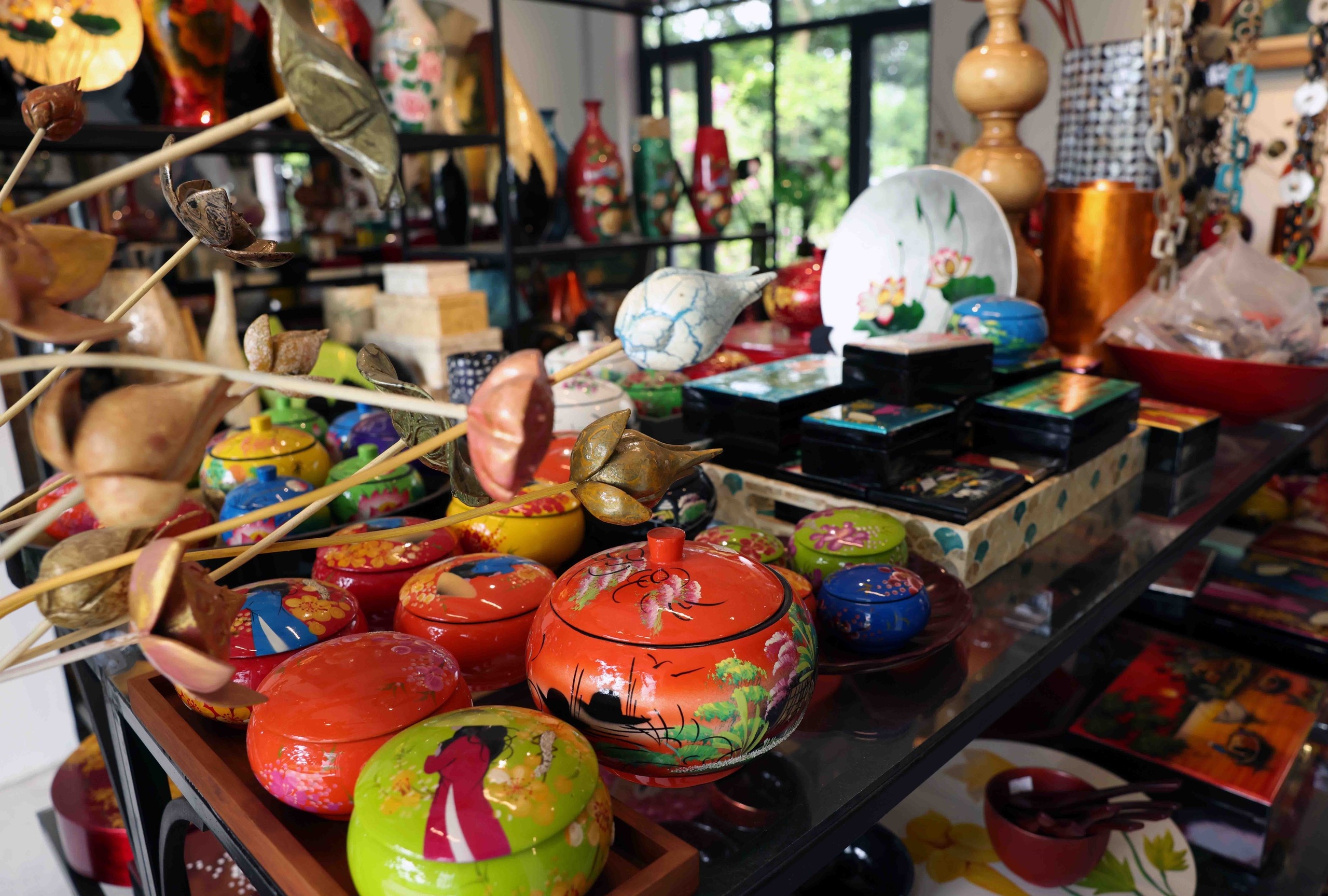 Sản phẩm đồ sơn mài ở làng nghề sơn mài Hạ Thái, xã Duyên Hà, huyện Thường Tín được xuất khẩu sang các thị trường Châu Âu, Nhật Bản, Hàn Quốc. Ảnh: Vũ Sinh - TTXVN