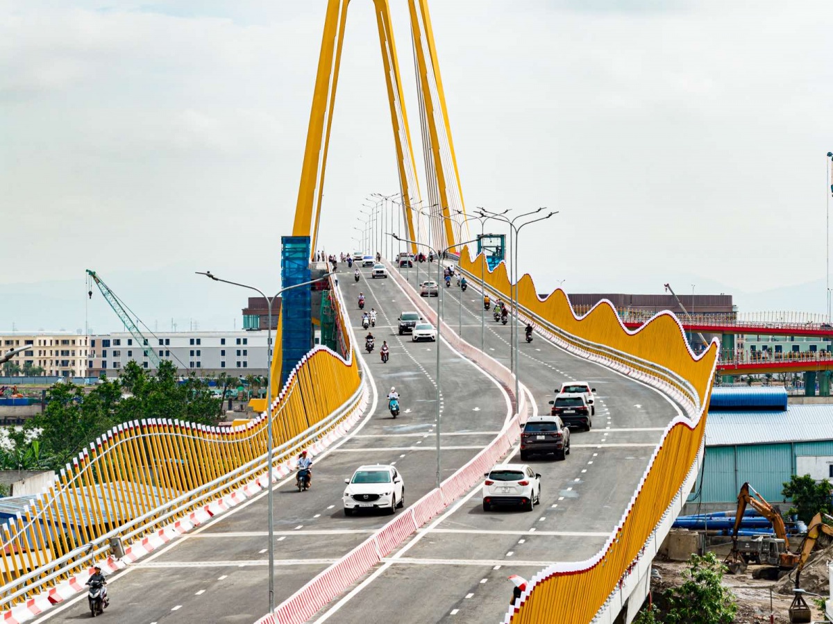 Cầu Hoàng Gia không chỉ giúp người dân di chuyển thuận tiện, nhanh chóng mà còn xác lập vị thế dẫn đầu của Vũ Yên trong không gian phát triển của Thuỷ Nguyên – trung tâm hành chính mới của Hải Phòng. Cầu Hoàng Gia không chỉ giúp người dân di chuyển thuận tiện, nhanh chóng mà còn xác lập vị thế dẫn đầu của Vũ Yên trong không gian phát triển của Thuỷ Nguyên – trung tâm hành chính mới của Hải Phòng.