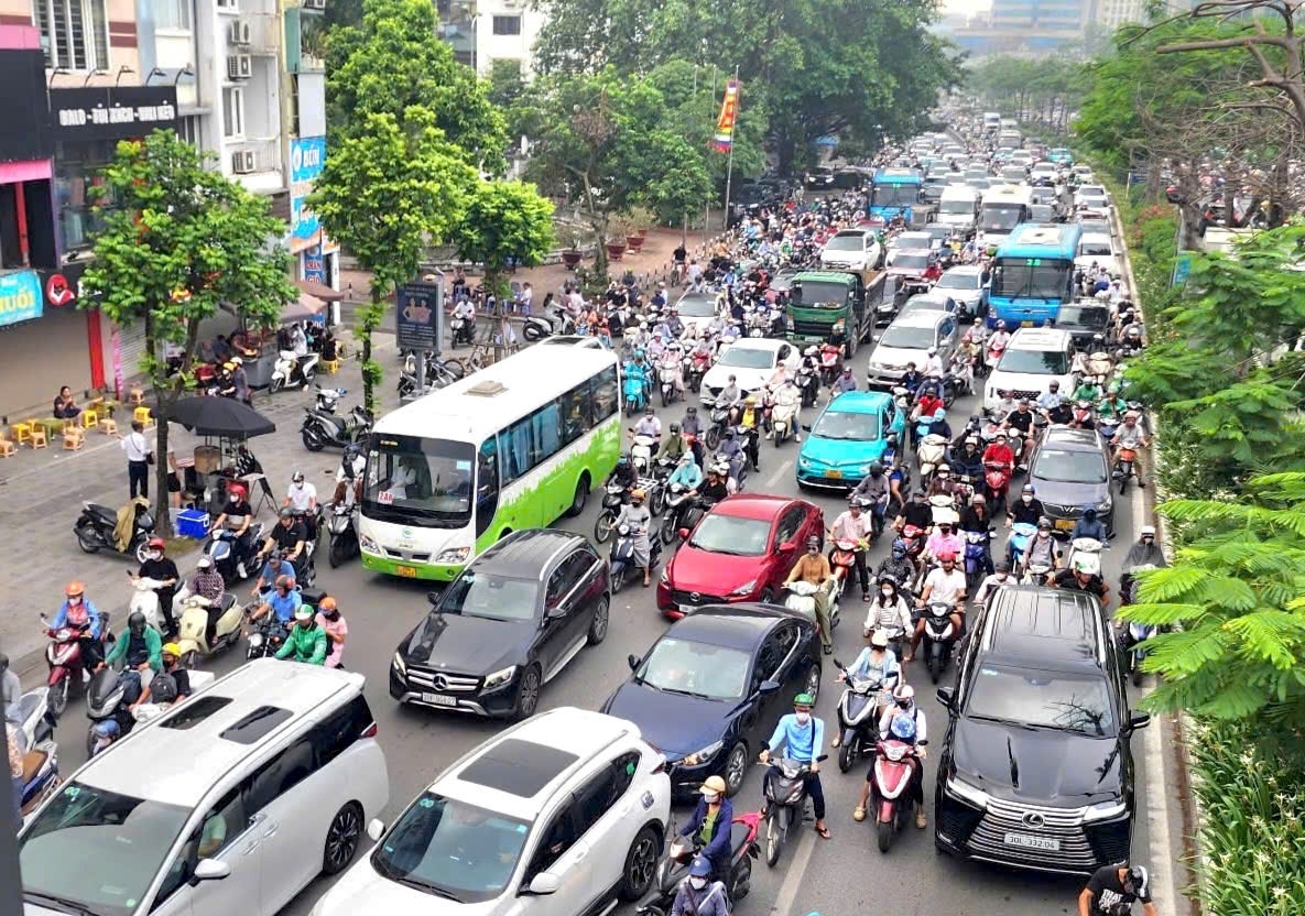 Hà Nội đang quản lý hơn 8 triệu phương tiện giao thông, gồm khoảng 1,1 triệu ô tô và 6,9 triệu xe máy. Hà Nội đang quản lý hơn 8 triệu phương tiện giao thông, gồm khoảng 1,1 triệu ô tô và 6,9 triệu xe máy.