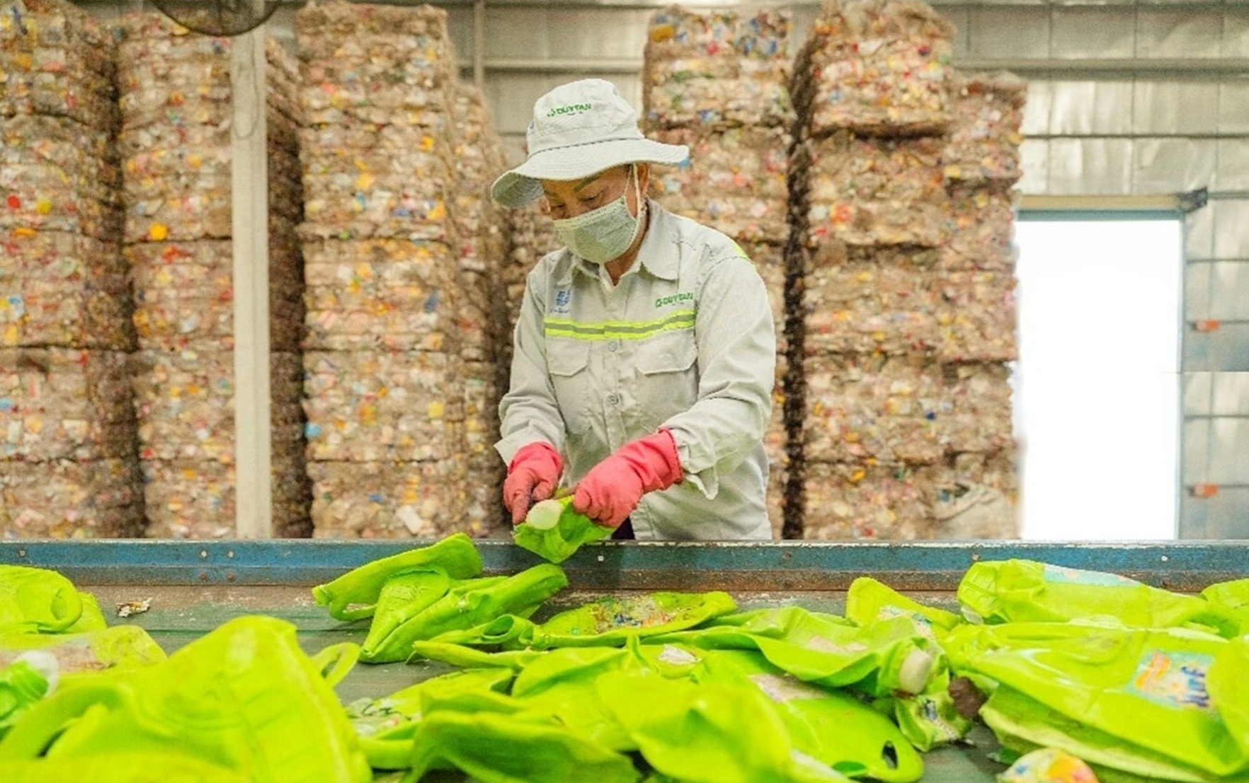 Công ty Tái chế nhựa Duy Tân biến chai nhựa cũ thành hạt nhựa đạt chuẩn an toàn thực phẩm để sản xuất chai nhựa và bao bì xanh cung cấp cho thị trường trong nước và quốc tế