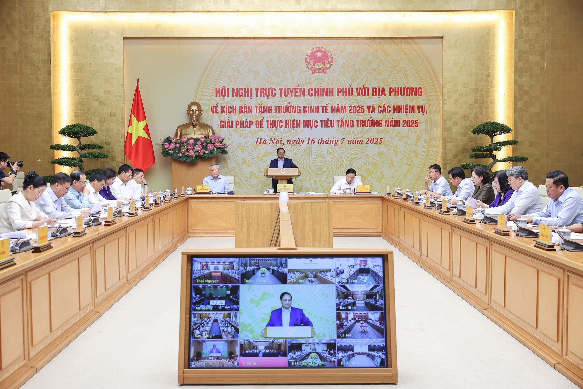 Thủ tướng: Tăng trưởng 8,3-8,5% năm 2025 không là 'mục tiêu bất khả thi' Thủ tướng: Tăng trưởng 8,3-8,5% năm 2025 không là 'mục tiêu bất khả thi'