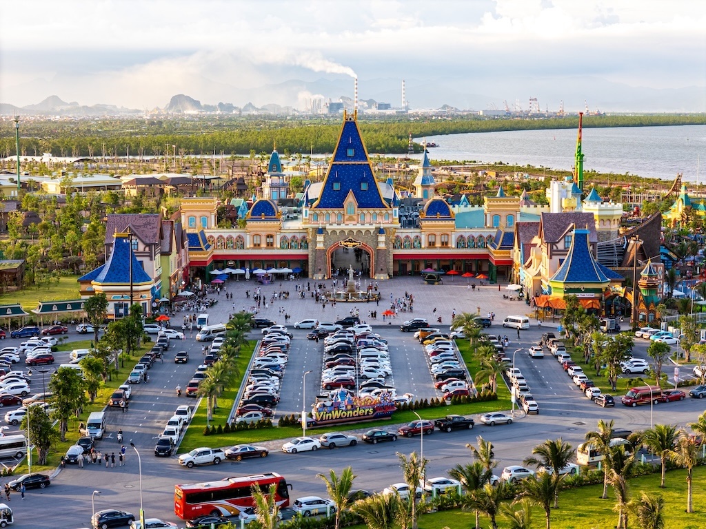 VinWonders Vũ Yên đang trở thành điểm đến du lịch giải trí được săn đón bậc nhất tại Miền Bắc với hàng chục nghìn lượt khách mỗi ngày VinWonders Vũ Yên đang trở thành điểm đến du lịch giải trí được săn đón bậc nhất tại Miền Bắc với hàng chục nghìn lượt khách mỗi ngày