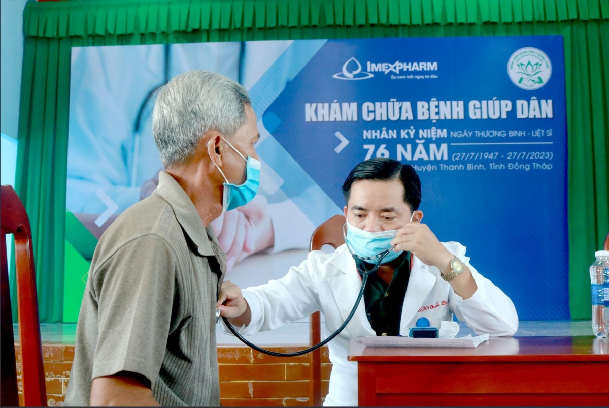 Imexpharm tổ chức hoạt động khám chữa bệnh giúp dân tại tỉnh Đồng Tháp. Ảnh: Imexpharm