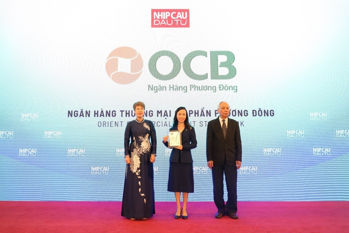 Bà Nguyễn Thị Thu Hương - Giám đốc nhân sự OCB nhận giải thưởng “Chiến lược nhân sự vì sự phát triển bền vững” tại Lễ trao giải Bà Nguyễn Thị Thu Hương - Giám đốc nhân sự OCB nhận giải thưởng “Chiến lược nhân sự vì sự phát triển bền vững” tại Lễ trao giải