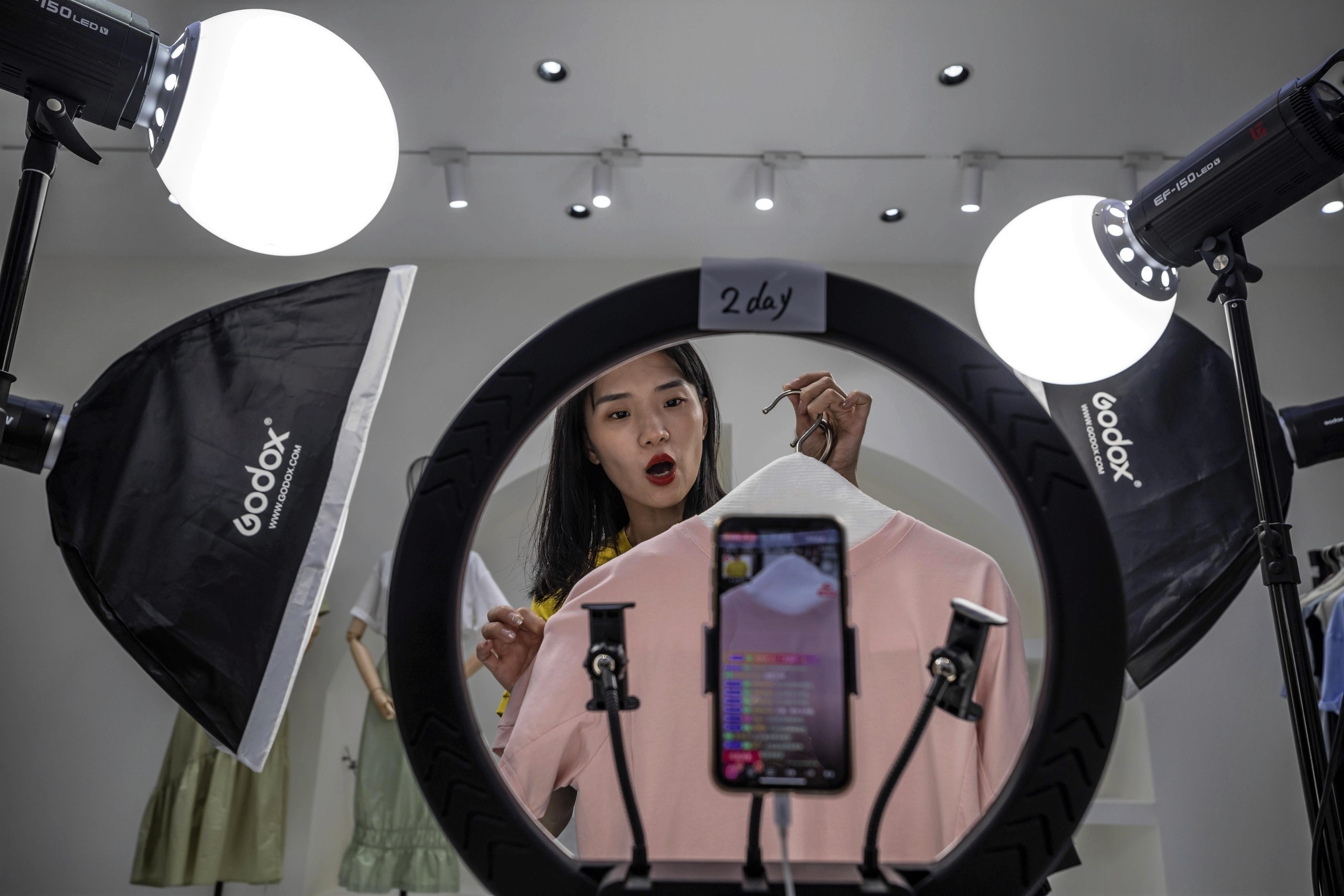 Việc yêu cầu định danh người livestream không là bước đi cần thiết để tăng tính chịu trách nhiệm của người bán hàng hàng trên các nền tảng thương mại điện tử. Ảnh: TH.L Việc yêu cầu định danh người livestream không là bước đi cần thiết để tăng tính chịu trách nhiệm của người bán hàng hàng trên các nền tảng thương mại điện tử. Ảnh: TH.L