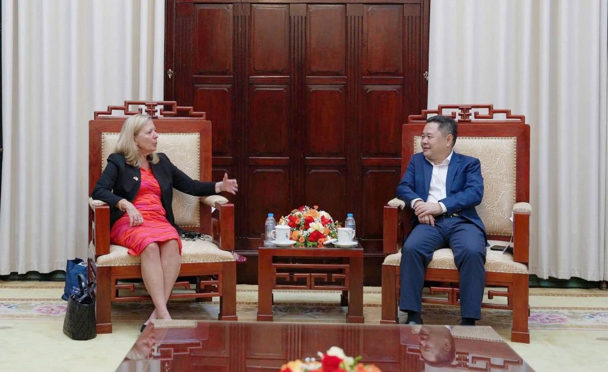 Phó Thống đốc Nguyễn Ngọc Cảnh và Bà Mariam J. Sherman – Giám đốc Quốc gia Văn phòng WB khu vực Việt Nam, Lào và Campuchia trao đổi thông tin tại buổi làm việc Phó Thống đốc Nguyễn Ngọc Cảnh và Bà Mariam J. Sherman – Giám đốc Quốc gia Văn phòng WB khu vực Việt Nam, Lào và Campuchia trao đổi thông tin tại buổi làm việc