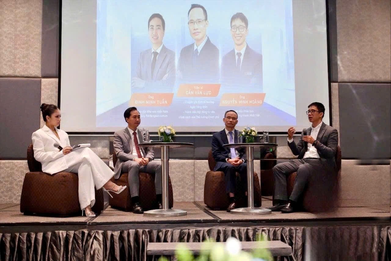 Các chuyên gia chia sẻ tại tọa đàm Các chuyên gia chia sẻ tại tọa đàm