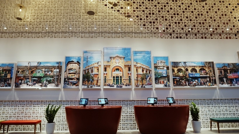 Wink Hotel Hai Phong's self check-in pods below the artwork from Nguyen The Son _ Quầy tự check-in của Khách sạn Wink, dưới tác phẩm của nghệ sỹ Nguyễn Thế Sơn