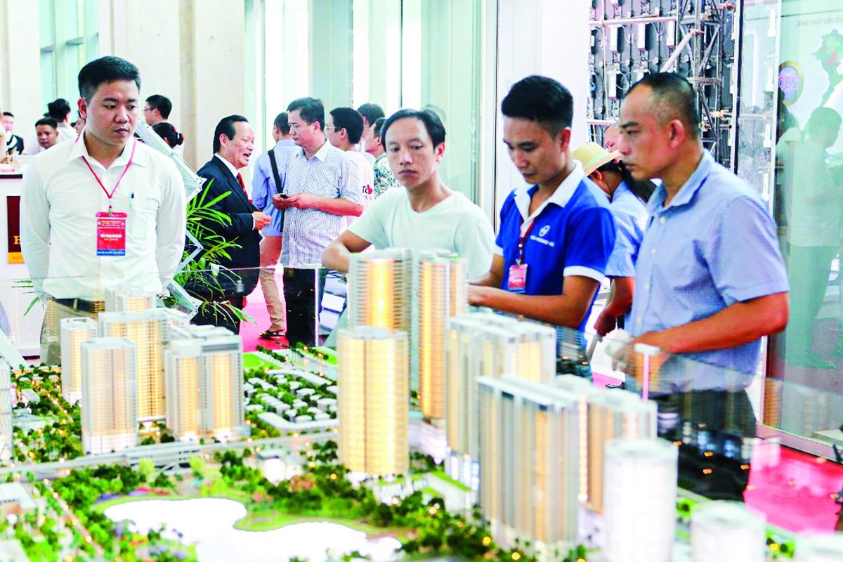 Dù áp lực trả nợ trái phiếu đè nặng nhưng giá nhà đất tại nhiều dự án của doanh nghiệp bất động sản vẫn giữ ở mức cao và có chiều hướng tăng thêm