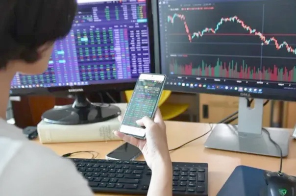 Chạm đỉnh rồi lùi bước: VN-Index thử thách tâm lý tại vùng 1.500 điểm