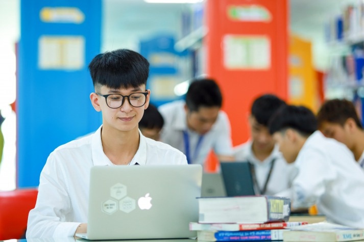 Sinh viên không chỉ học lý thuyết mà còn tham gia các dự án thực tế Sinh viên không chỉ học lý thuyết mà còn tham gia các dự án thực tế