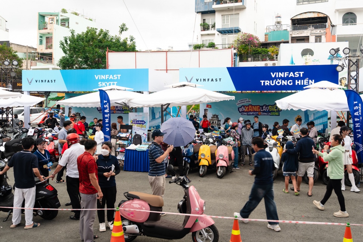Gian hàng các đại lý VinFast tại Công viên Đầm Sen (TP.HCM) đã đông người tham quan từ sáng sớm Gian hàng các đại lý VinFast tại Công viên Đầm Sen (TP.HCM) đã đông người tham quan từ sáng sớm