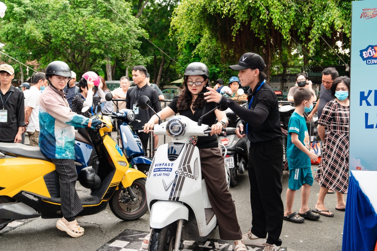 Người dùng tại TP.HCM có thể trải nghiệm đầy đủ các dòng xe máy VinFast tại các điểm sự kiện. Người dùng tại TP.HCM có thể trải nghiệm đầy đủ các dòng xe máy VinFast tại các điểm sự kiện.