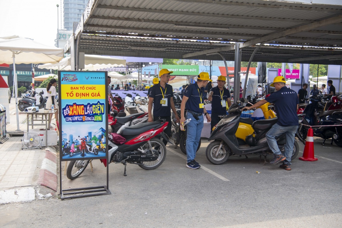Những chiếc xe máy xăng được người dân mang tới thẩm định phủ kín bãi xe ở Hà Nội Những chiếc xe máy xăng được người dân mang tới thẩm định phủ kín bãi xe ở Hà Nội