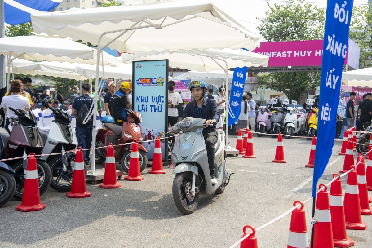 Anh Trần Đức Dương (Hà Nội) đang lái thử xe máy điện VinFast Anh Trần Đức Dương (Hà Nội) đang lái thử xe máy điện VinFast