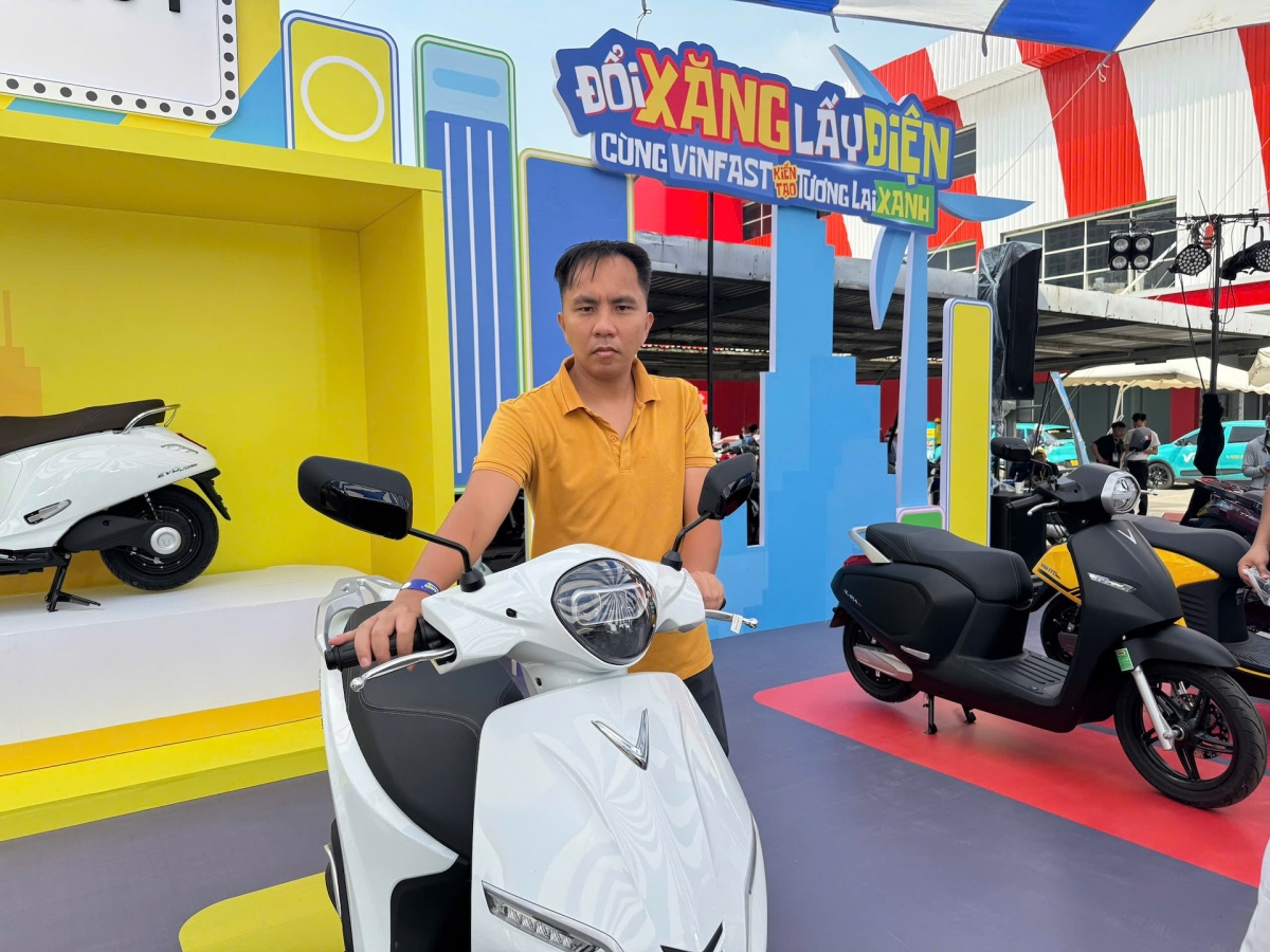Anh Phùng Lê Đạt (Hà Nội) cho biết sẽ đổi xe xăng sang Feliz Neo sau khi trải nghiệm Anh Phùng Lê Đạt (Hà Nội) cho biết sẽ đổi xe xăng sang Feliz Neo sau khi trải nghiệm
