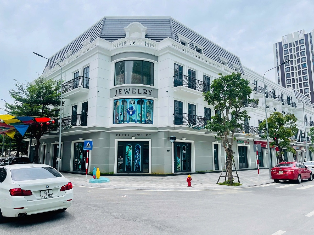 Tại góc phố Quang Trung thân quen, các căn shophouse hiện đại giờ vừa là nơi kế thừa ký ức, vừa mở ra một nhịp sống mới hiện đại và năng động Tại góc phố Quang Trung thân quen, các căn shophouse hiện đại giờ vừa là nơi kế thừa ký ức, vừa mở ra một nhịp sống mới hiện đại và năng động