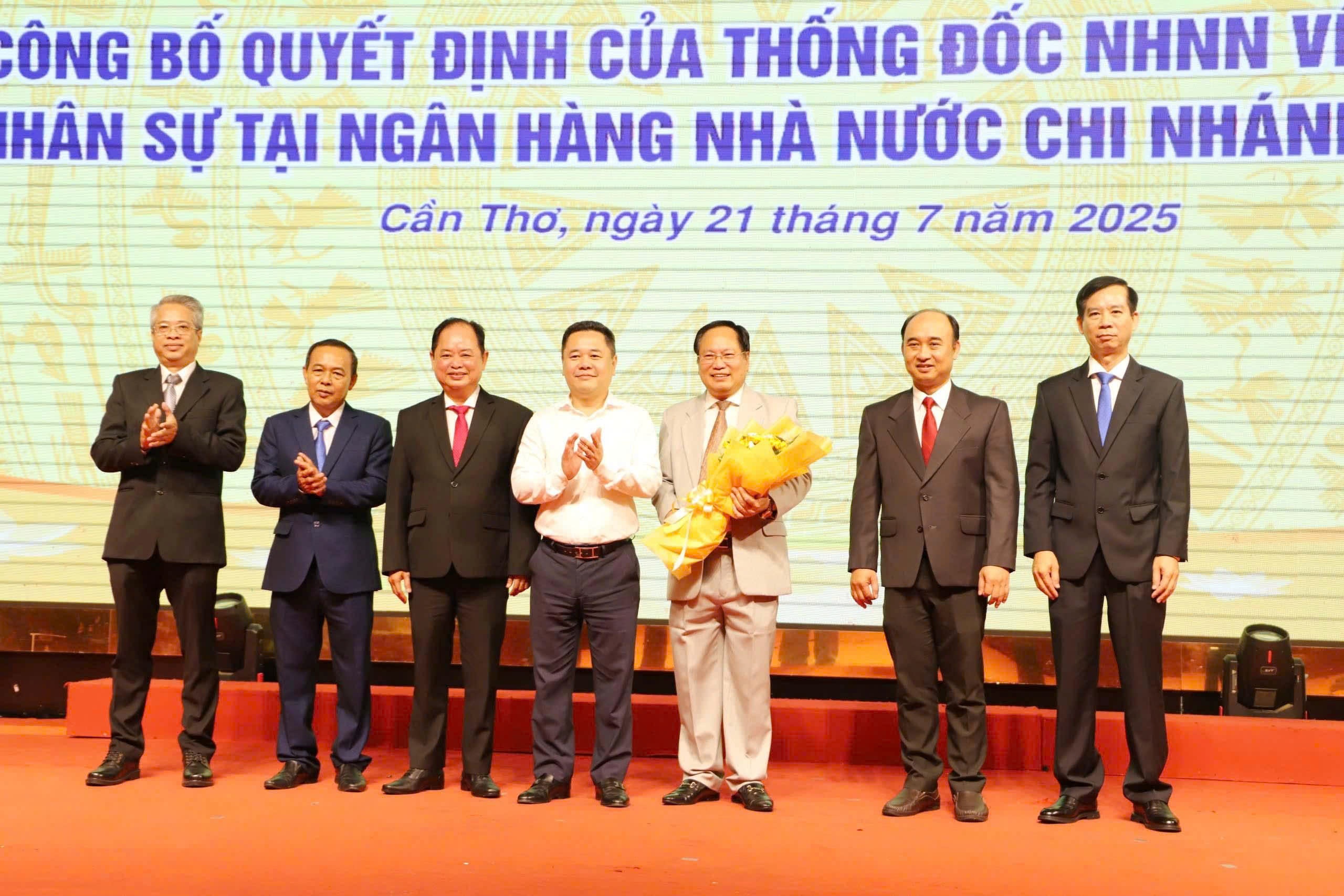 Phó thống đốc Nguyễn Ngọc Cảnh (áo sơ mi trắng đứng giữa) trao Quyết định điều động và bổ nhiệm cho Ban lãnh đạo NHNN chi nhánh Khu vực 14 Phó thống đốc Nguyễn Ngọc Cảnh (áo sơ mi trắng đứng giữa) trao Quyết định điều động và bổ nhiệm cho Ban lãnh đạo NHNN chi nhánh Khu vực 14