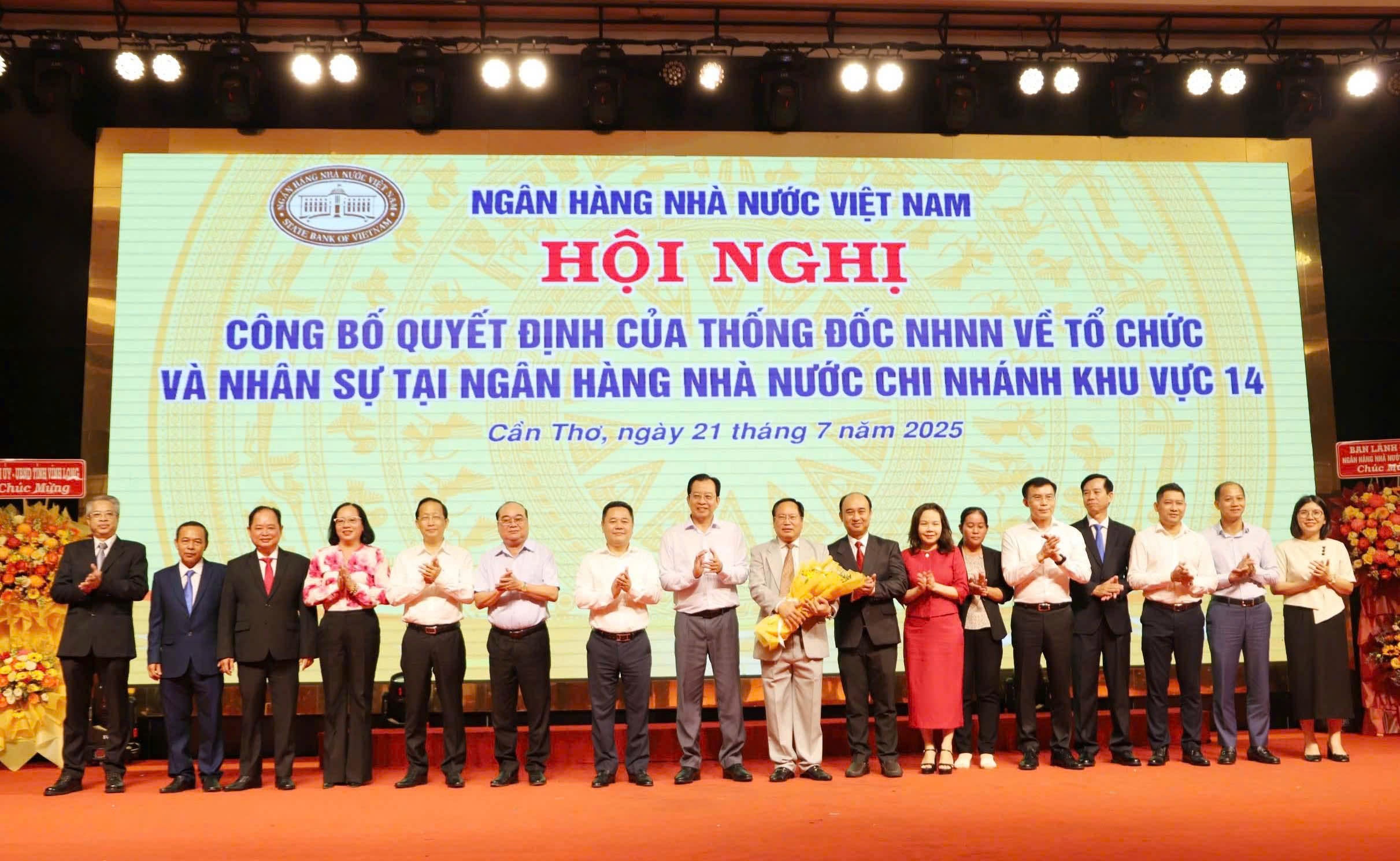 Ban lãnh đạo và tập thể cán bộ chủ chốt NHNN chi nhánh Khu vực 14 ra mắt toàn thể Ban lãnh đạo và tập thể cán bộ chủ chốt NHNN chi nhánh Khu vực 14 ra mắt toàn thể
