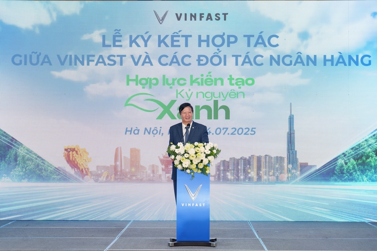 Ông Lê Khắc Hiệp, Phó Chủ tịch Tập đoàn Vingroup phát biểu tại lễ ký kết hợp tác. Ông Lê Khắc Hiệp, Phó Chủ tịch Tập đoàn Vingroup phát biểu tại lễ ký kết hợp tác.