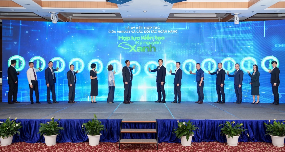 Hợp tác giữa 12 ngân hàng, tổ chức tài chính lớn với VinFast là dấu mốc đặc biệt cho thấy sự hưởng ứng, chung sức đồng lòng của cộng đồng doanh nghiệp với chủ trương của Chính phủ và tinh thần đồng hành, hỗ trợ người dân. Hợp tác giữa 12 ngân hàng, tổ chức tài chính lớn với VinFast là dấu mốc đặc biệt cho thấy sự hưởng ứng, chung sức đồng lòng của cộng đồng doanh nghiệp với chủ trương của Chính phủ và tinh thần đồng hành, hỗ trợ người dân.