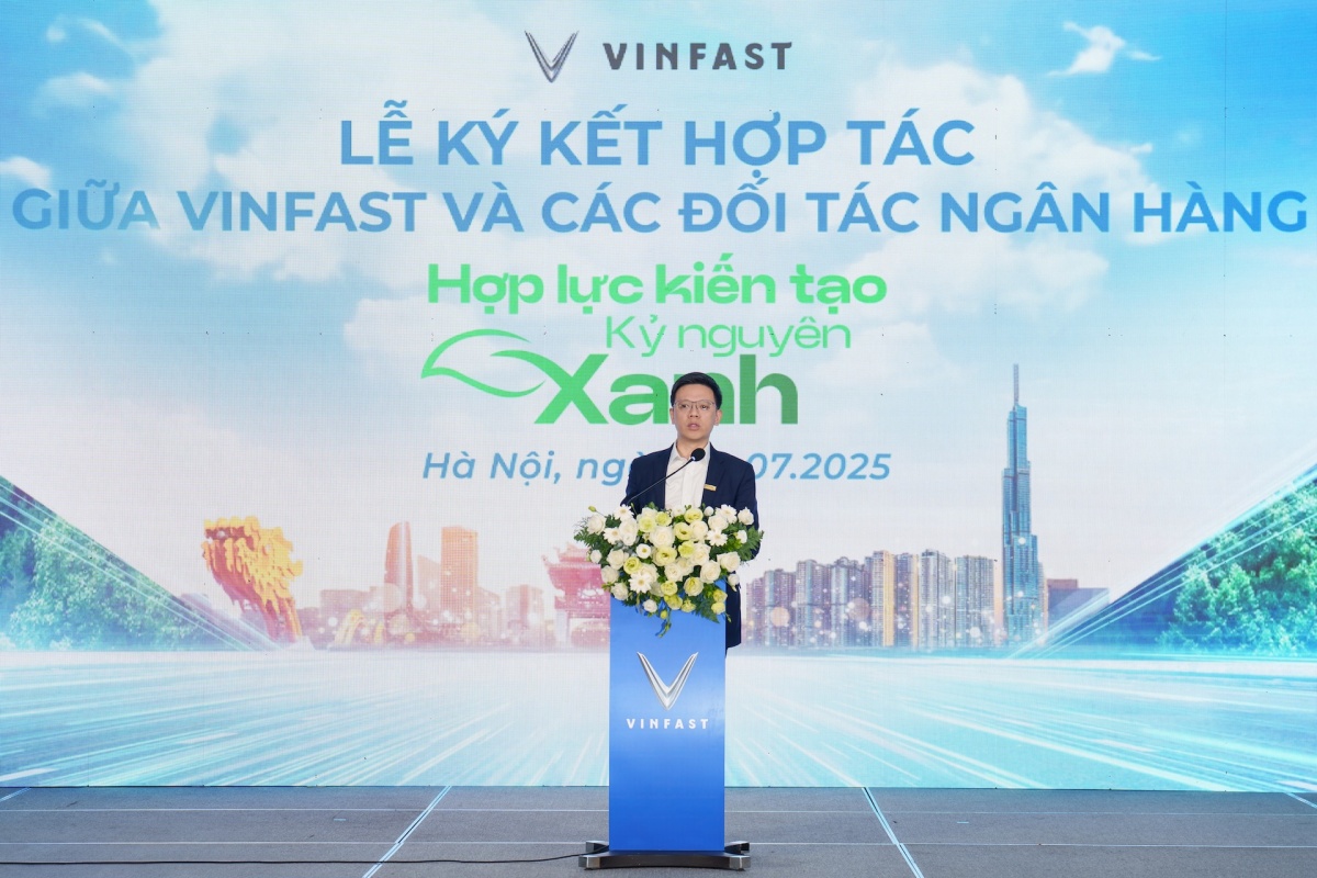 ông Lê Việt Đức, Giám đốc Khối Bán lẻ Ngân hàng Thương mại Cổ phần Công Thương Việt Nam (Vietinbank), đại diện cho các tổ chức tài chính chung tay cùng VinFast thúc đẩy chuyển đổi xanh tại Thủ đô phát biểu tại lễ ký kết hợp tác. ông Lê Việt Đức, Giám đốc Khối Bán lẻ Ngân hàng Thương mại Cổ phần Công Thương Việt Nam (Vietinbank), đại diện cho các tổ chức tài chính chung tay cùng VinFast thúc đẩy chuyển đổi xanh tại Thủ đô phát biểu tại lễ ký kết hợp tác.