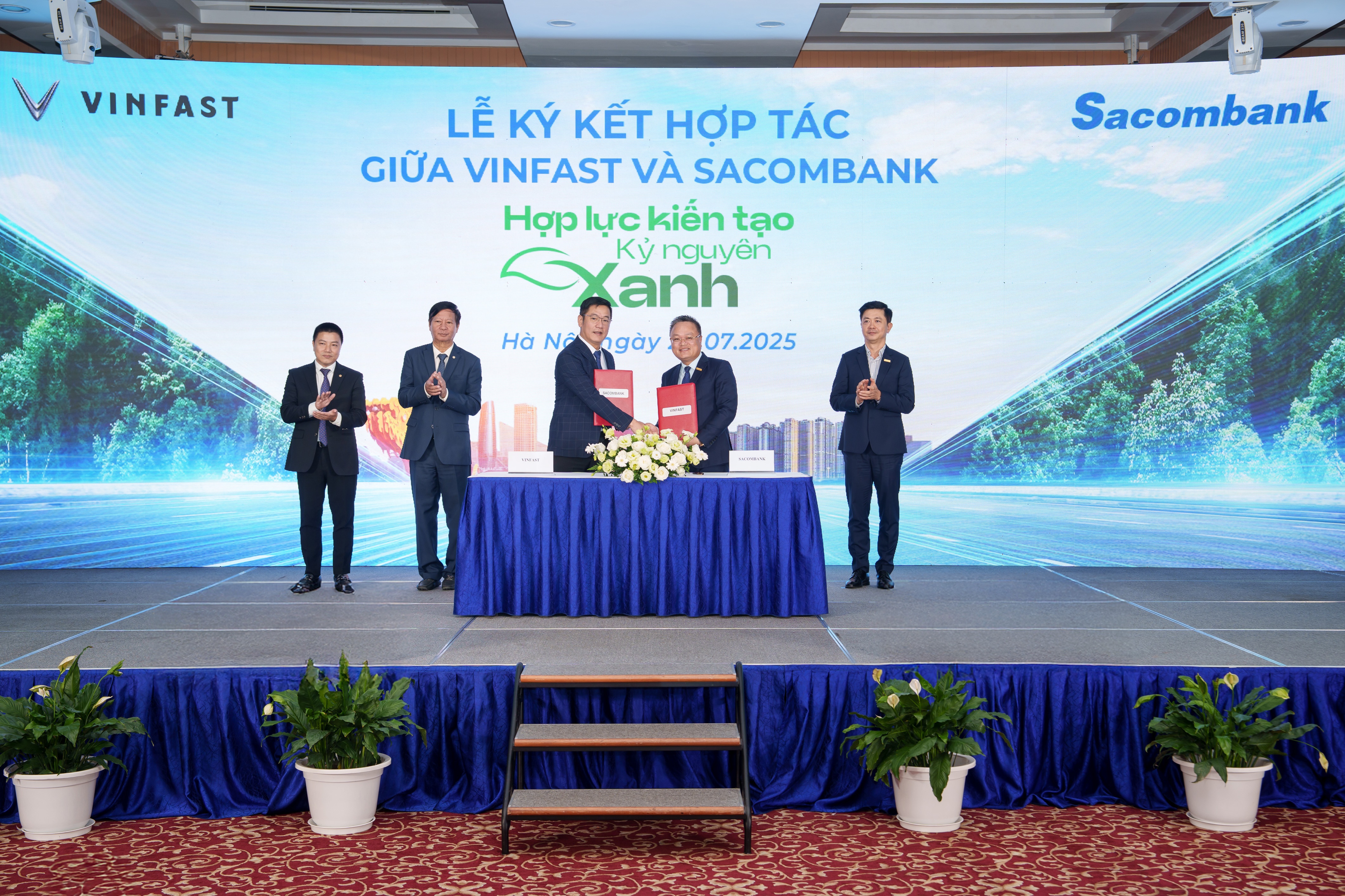 Hợp tác giữa Sacombank và Vinfast được kỳ vọng sẽ thúc đẩy tiêu dùng xanh, góp phần giảm phát thải và phát triển bền vững tại Việt Nam.
