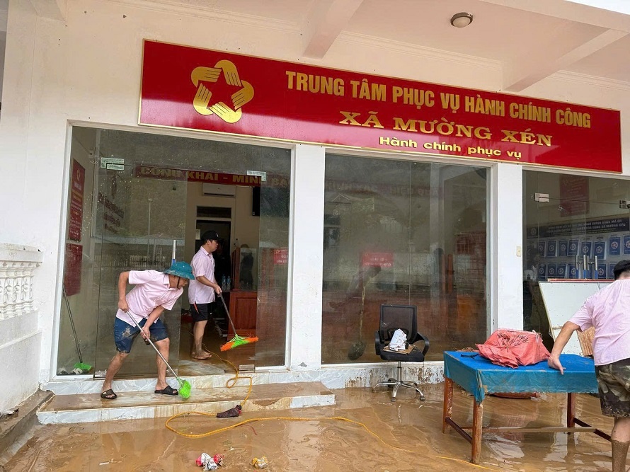 Cán bộ Phòng giao dịch NHCSXH Kỳ Sơn đồng hành cùng nhân dân xã Mường Xén khắc phục hậu quả lũ lụt Cán bộ Phòng giao dịch NHCSXH Kỳ Sơn đồng hành cùng nhân dân xã Mường Xén khắc phục hậu quả lũ lụt