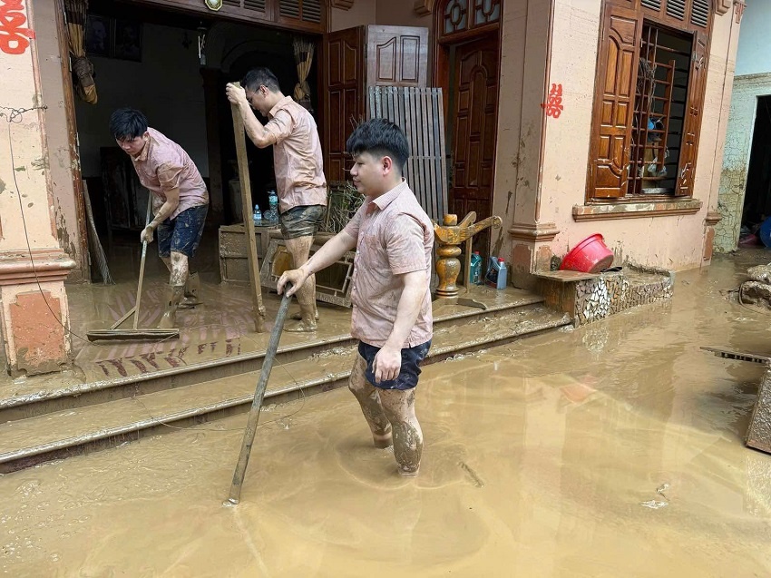 Phòng giao dịch NHCSXH Kỳ Sơn thường xuyên cử nhân sự túc trực giúp bà con bị thiệt hại đẩy bùn ra khỏi nhà Phòng giao dịch NHCSXH Kỳ Sơn thường xuyên cử nhân sự túc trực giúp bà con bị thiệt hại đẩy bùn ra khỏi nhà