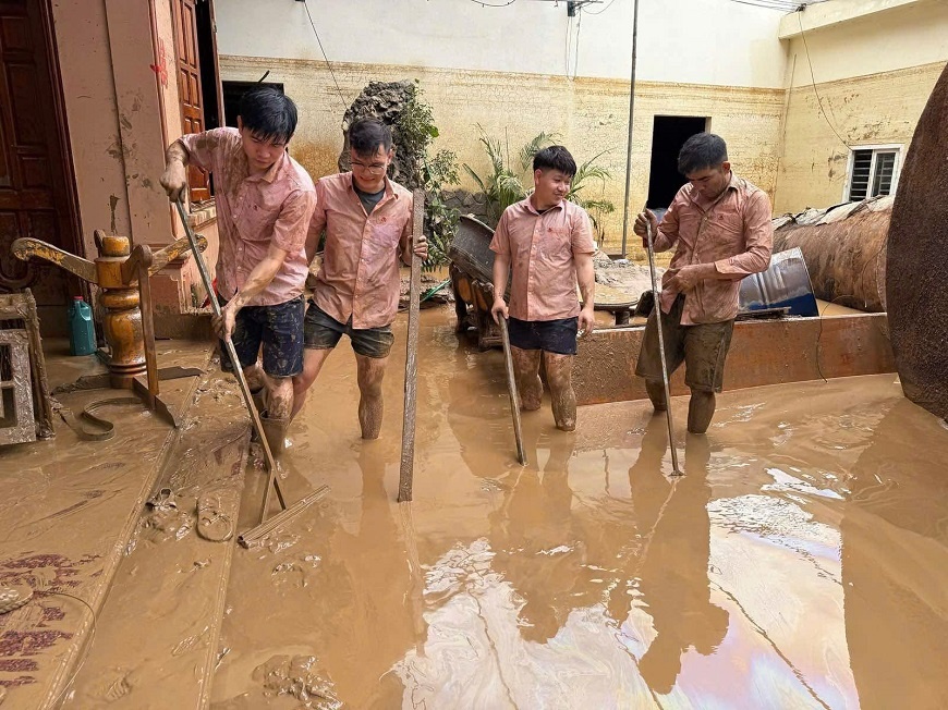 Tuy công việc vất vả, người lấm lem bùn đất nhưng các cán bộ Phòng giao dịch NHCSXH Kỳ Sơn vẫn quyết tâm hỗ trợ người dân sớm ổn định cuộc sống Tuy công việc vất vả, người lấm lem bùn đất nhưng các cán bộ Phòng giao dịch NHCSXH Kỳ Sơn vẫn quyết tâm hỗ trợ người dân sớm ổn định cuộc sống