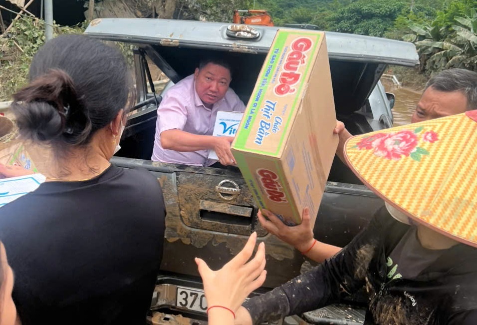 Những thùng mỳ tôm, nhu yếu phẩm được cán bộ NHCSXH trao tận tay cho bà con vùng lũ vượt qua khó khăn Những thùng mỳ tôm, nhu yếu phẩm được cán bộ NHCSXH trao tận tay cho bà con vùng lũ vượt qua khó khăn