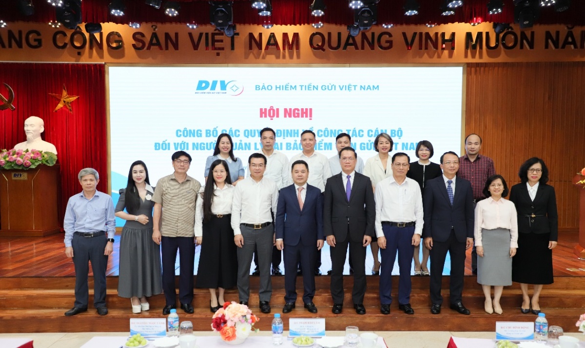 Các lãnh đạo và đại biểu tham dự hội nghị chụp ảnh lưu niệm cùng các nhân sự cấp cao được bổ nhiệm lại, bổ nhiệm và điều động, bổ nhiệm Các lãnh đạo và đại biểu tham dự hội nghị chụp ảnh lưu niệm cùng các nhân sự cấp cao được bổ nhiệm lại, bổ nhiệm và điều động, bổ nhiệm