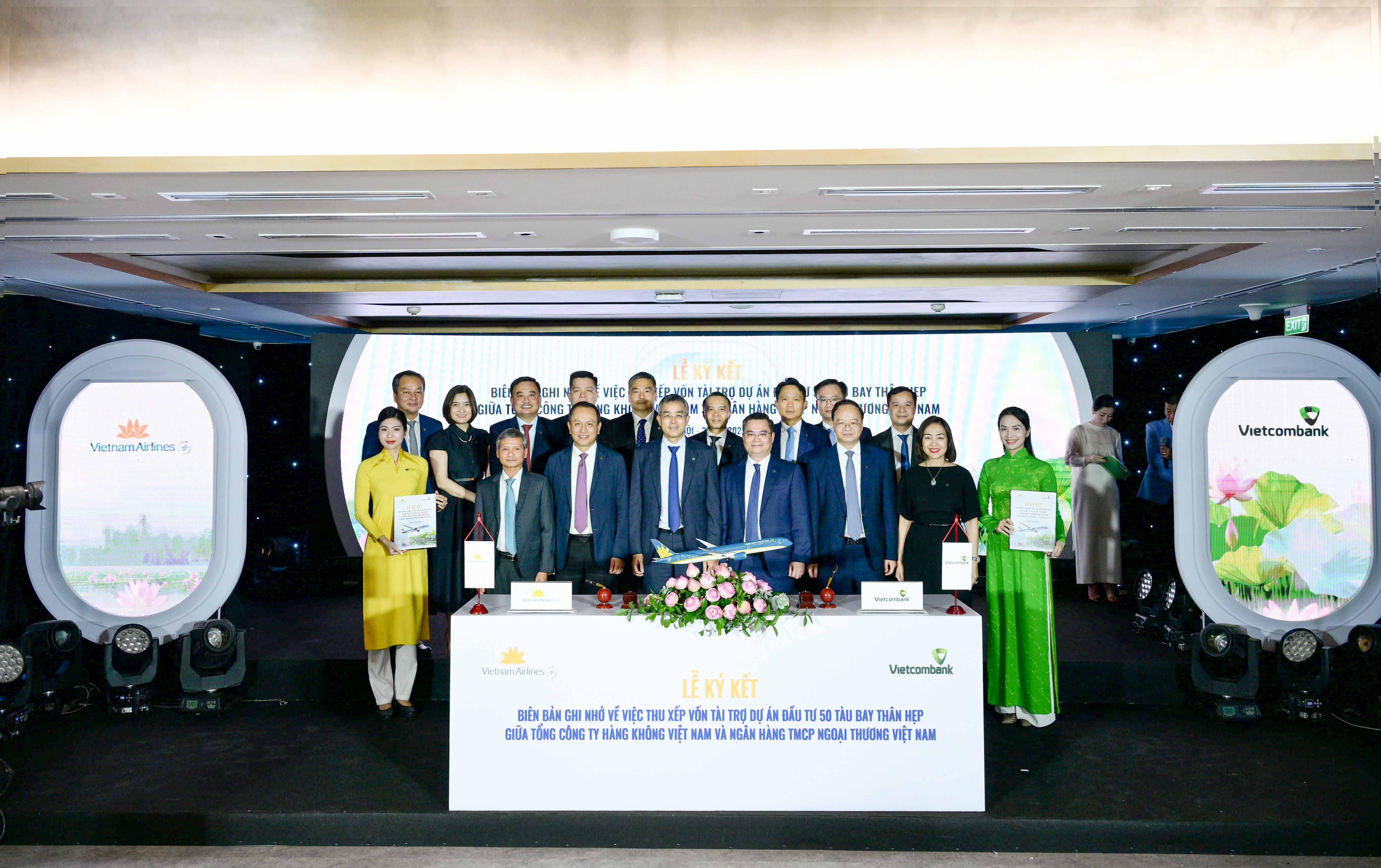Ban lãnh đạo Vietnam Airlines và Vietcombank chụp ảnh lưu niệm tại Lễ ký kết Biên bản ghi nhớ ngày 23/4/2025. Ảnh: Nguyễn Duy Thanh Ban lãnh đạo Vietnam Airlines và Vietcombank chụp ảnh lưu niệm tại Lễ ký kết Biên bản ghi nhớ ngày 23/4/2025. Ảnh: Nguyễn Duy Thanh