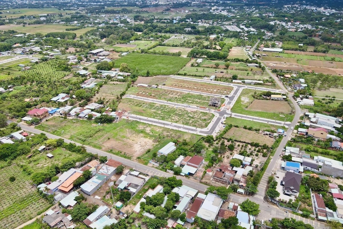 Nửa đầu năm 2025, thị trường bất động sản Việt Nam đã trải qua những cú chuyển mình rõ rệt Nửa đầu năm 2025, thị trường bất động sản Việt Nam đã trải qua những cú chuyển mình rõ rệt