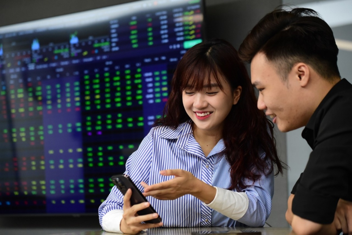 Chứng khoán bùng nổ với phiên giao dịch gần 2 tỉ USD ngày 28.7 Chứng khoán bùng nổ với phiên giao dịch gần 2 tỉ USD ngày 28.7