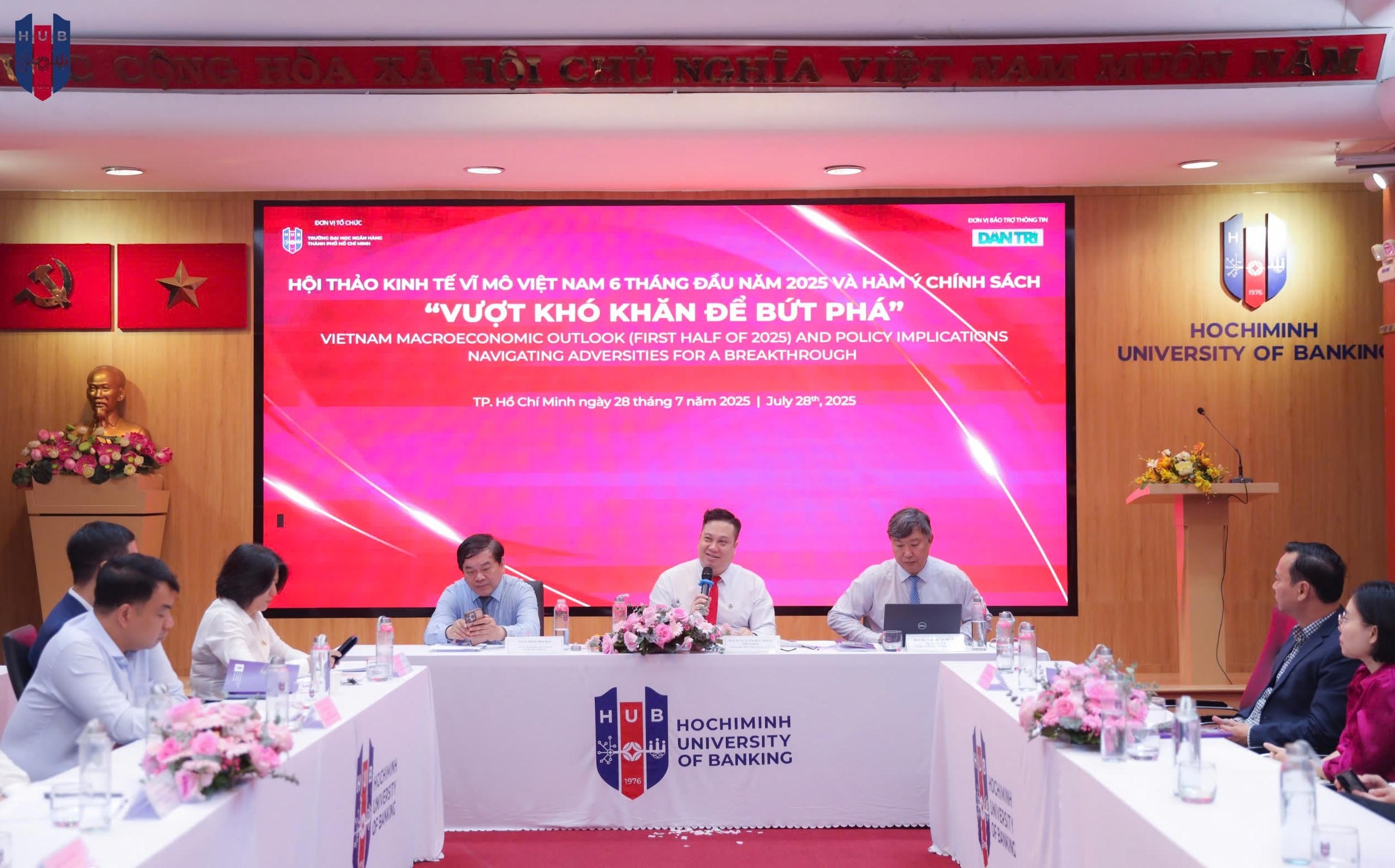 Ông Nguyễn Đức Trung – Hiệu trưởng Đại học Ngân hàng TP. Hồ Chí Minh ngồi giữa điều phối Hội thảo 