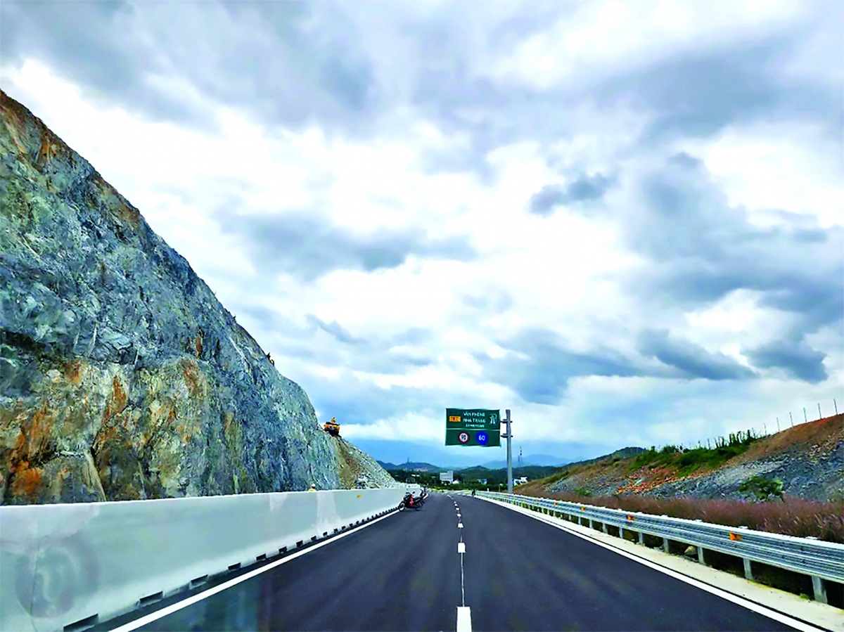 Phấn đấu đến năm 2030 có 5.000 km đường bộ cao tốc Phấn đấu đến năm 2030 có 5.000 km đường bộ cao tốc