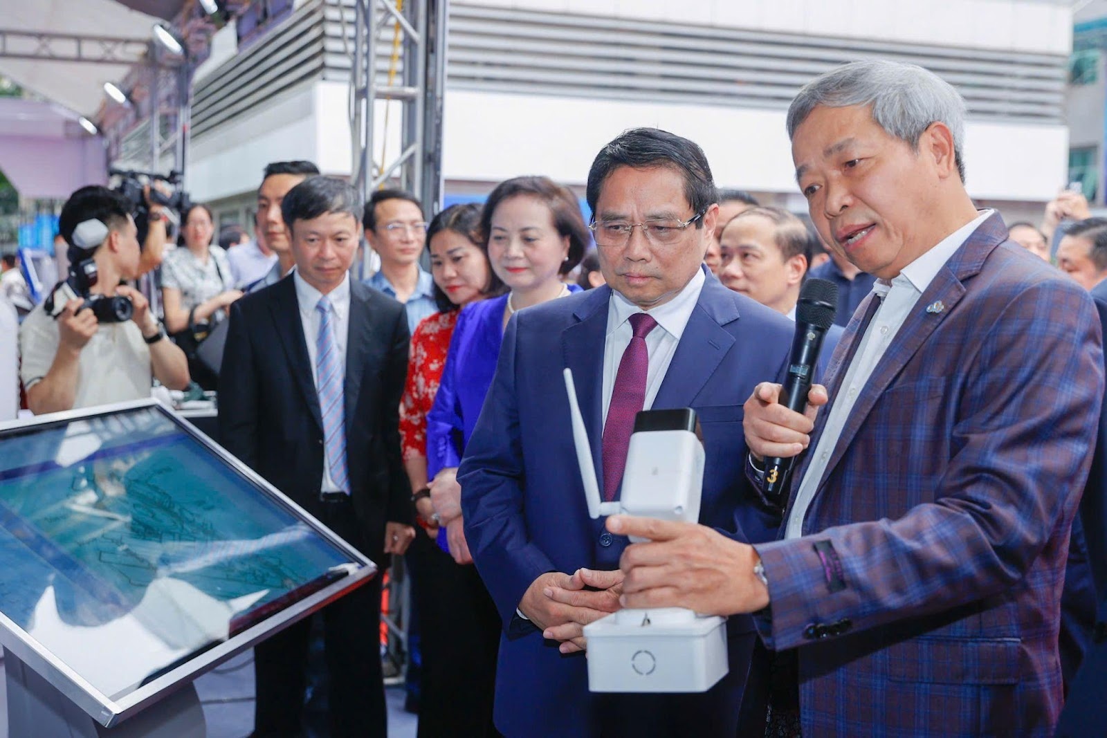 Chủ tịch CMC giới thiệu với Thủ tướng chính phủ Phạm Minh Chính sản phẩm CMC AIBOX - trung tâm xử lý và tích hợp AI cục bộ, xử lý dữ liệu tại biên không cần kết nối mạng là 1 trong 25 công nghệ lõi Make in Vietnam - Made by CMC của CMC ATI Chủ tịch CMC giới thiệu với Thủ tướng chính phủ Phạm Minh Chính sản phẩm CMC AIBOX - trung tâm xử lý và tích hợp AI cục bộ, xử lý dữ liệu tại biên không cần kết nối mạng là 1 trong 25 công nghệ lõi Make in Vietnam - Made by CMC của CMC ATI