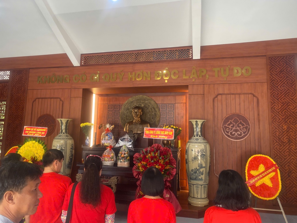 Đoàn đã đến viếng, thắp hương, dâng hoa và dành một phút mặc niệm tưởng nhớ, tri ân công lao to lớn của Chủ tịch Hồ Chí Minh, lãnh đạo, cán bộ, chiến sĩ, các anh hùng liệt sĩ đã hy sinh