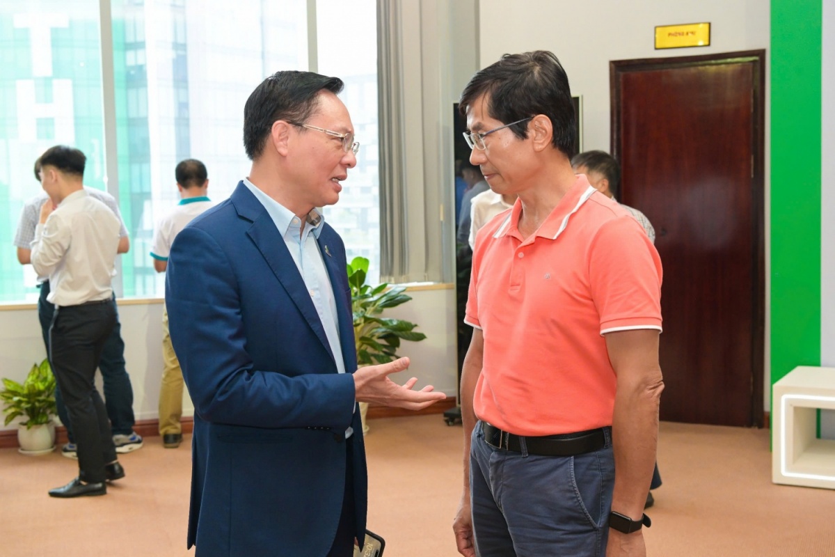 Thành viên HĐTV Petrovietnam Bùi Minh Tiến trao đổi với chuyên gia