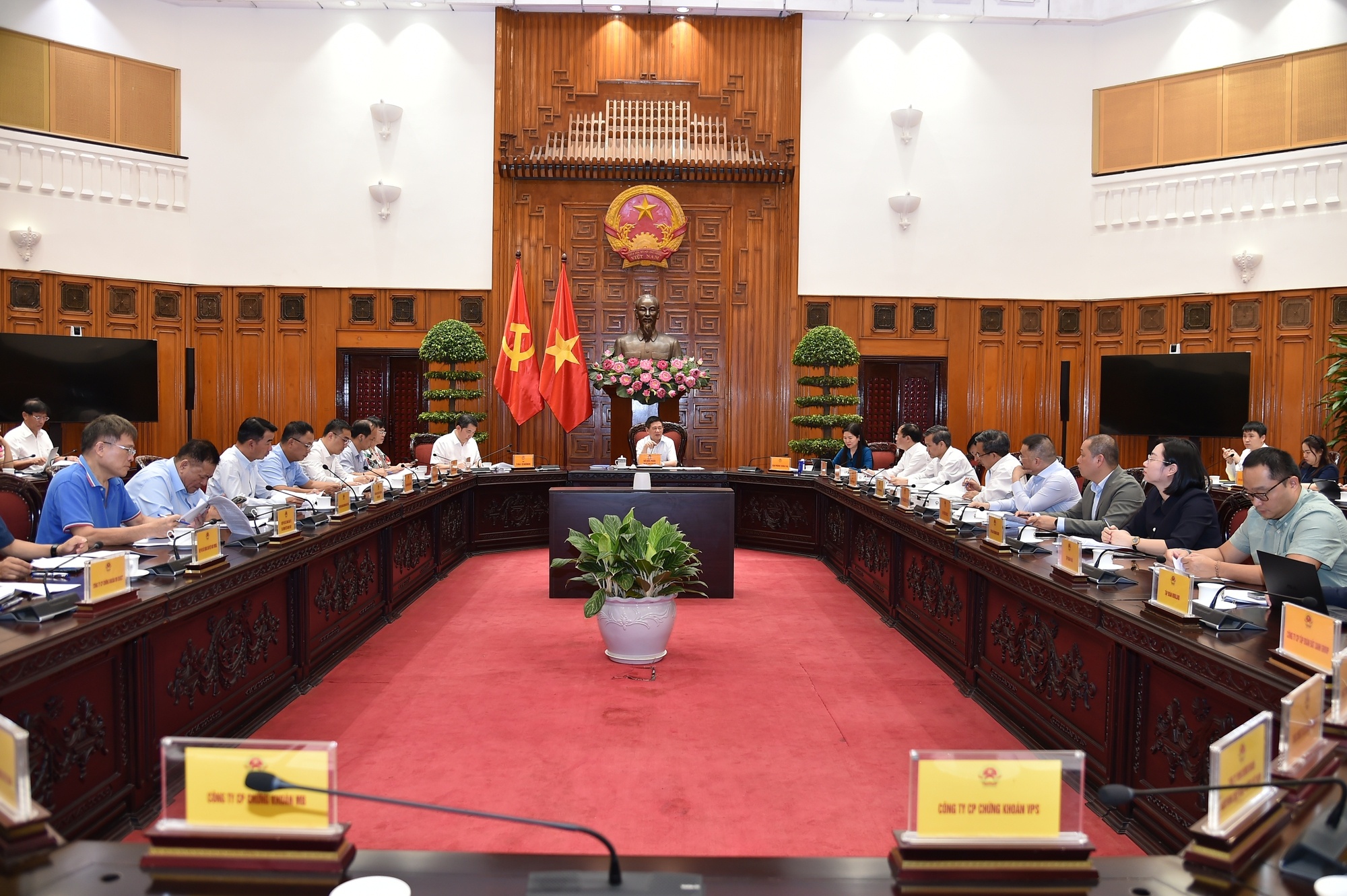 Phó Thủ tướng Chính phủ Hồ Đức Phớc họp với các bộ, ngành, hiệp hội, doanh nghiệp chứng khoán, bất động sản về dự án Luật Thuế thu nhập cá nhân (thay thế) - Ảnh: VGP/Trần Mạnh Phó Thủ tướng Chính phủ Hồ Đức Phớc họp với các bộ, ngành, hiệp hội, doanh nghiệp chứng khoán, bất động sản về dự án Luật Thuế thu nhập cá nhân (thay thế) - Ảnh: VGP/Trần Mạnh