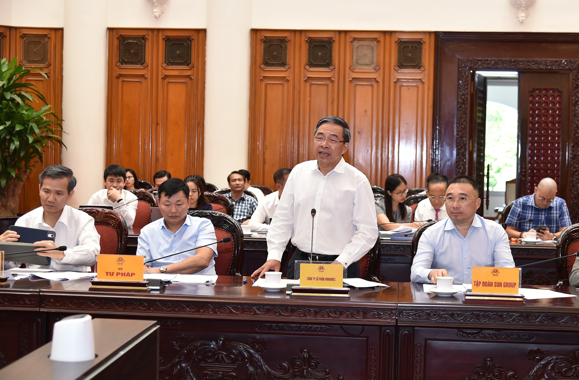 Đại diện các hiệp hội, tập đoàn, doanh nghiệp góp ý về các nội dung liên quan tới tính thuế thu nhập cá nhân từ bất động sản và chứng khoán - Ảnh: VGP/Trần Mạnh Đại diện các hiệp hội, tập đoàn, doanh nghiệp góp ý về các nội dung liên quan tới tính thuế thu nhập cá nhân từ bất động sản và chứng khoán - Ảnh: VGP/Trần Mạnh
