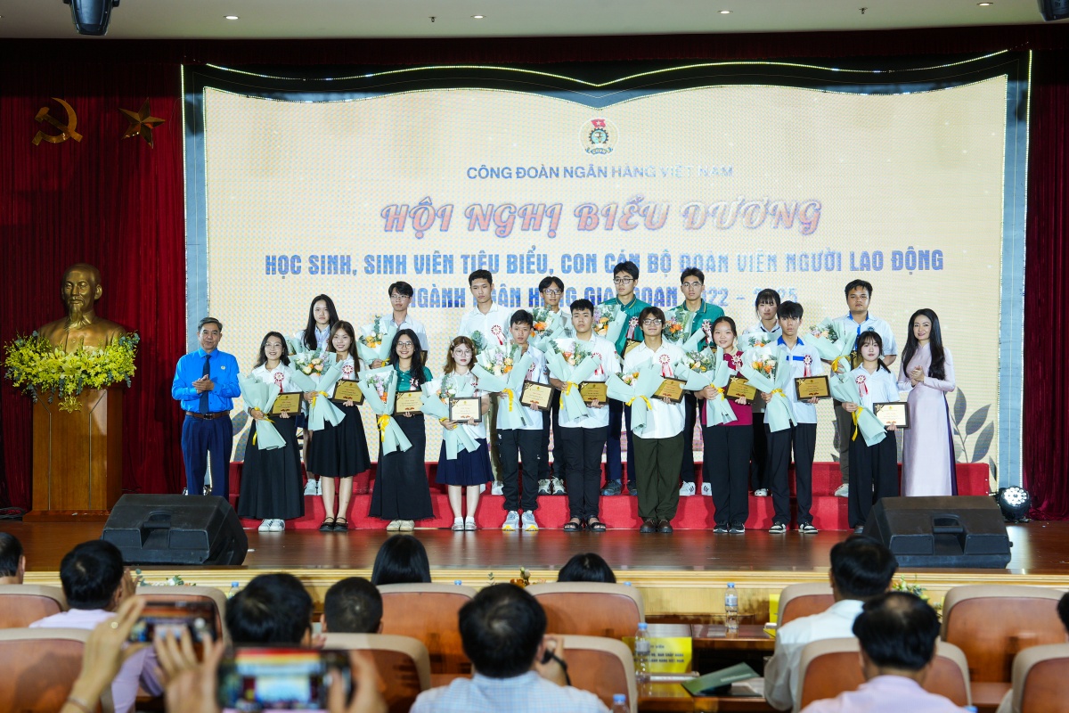Vì một thế hệ trẻ tài năng, bản lĩnh cùng ngành Ngân hàng phát triển Vì một thế hệ trẻ tài năng, bản lĩnh cùng ngành Ngân hàng phát triển