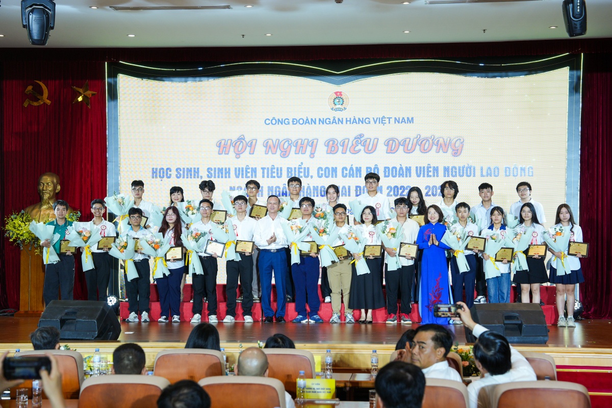 Vì một thế hệ trẻ tài năng, bản lĩnh cùng ngành Ngân hàng phát triển Vì một thế hệ trẻ tài năng, bản lĩnh cùng ngành Ngân hàng phát triển