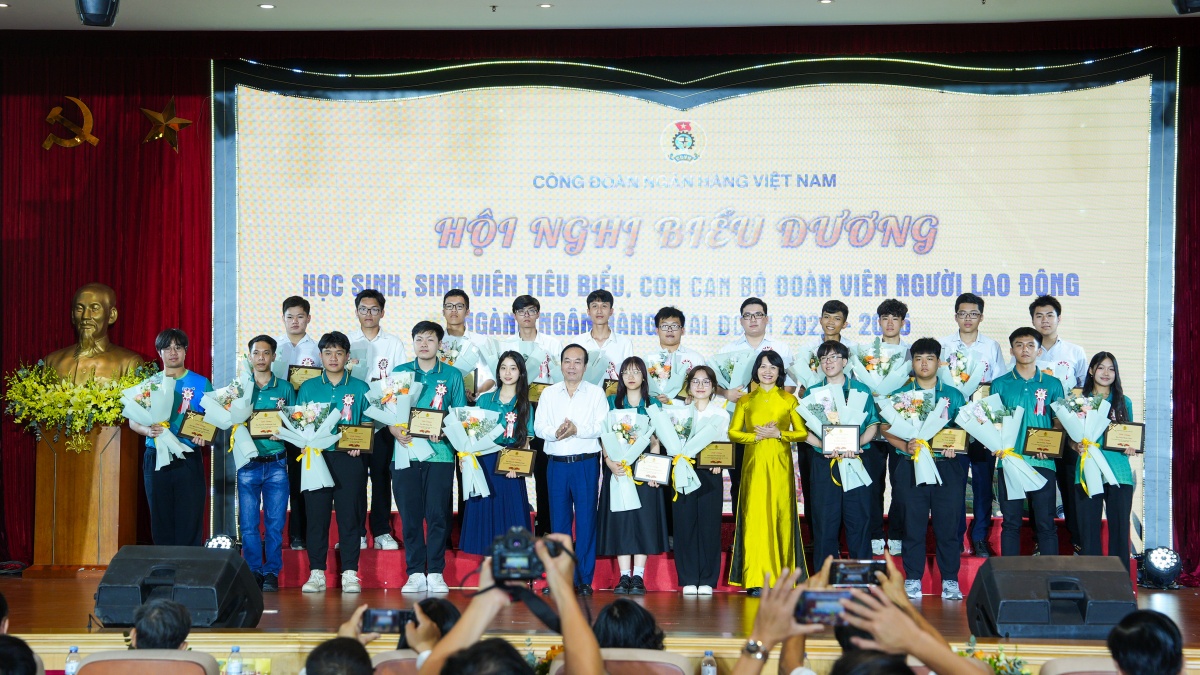 Vì một thế hệ trẻ tài năng, bản lĩnh cùng ngành Ngân hàng phát triển Vì một thế hệ trẻ tài năng, bản lĩnh cùng ngành Ngân hàng phát triển