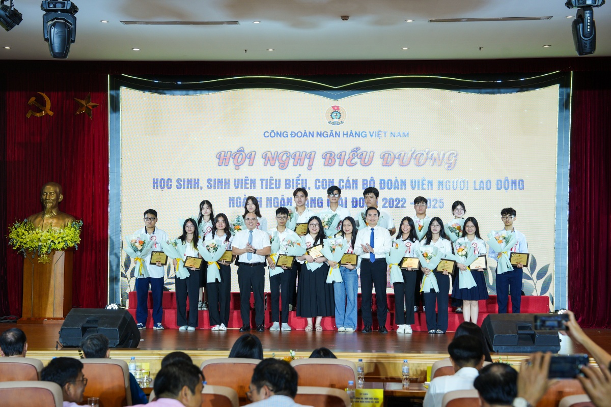 Vì một thế hệ trẻ tài năng, bản lĩnh cùng ngành Ngân hàng phát triển Vì một thế hệ trẻ tài năng, bản lĩnh cùng ngành Ngân hàng phát triển