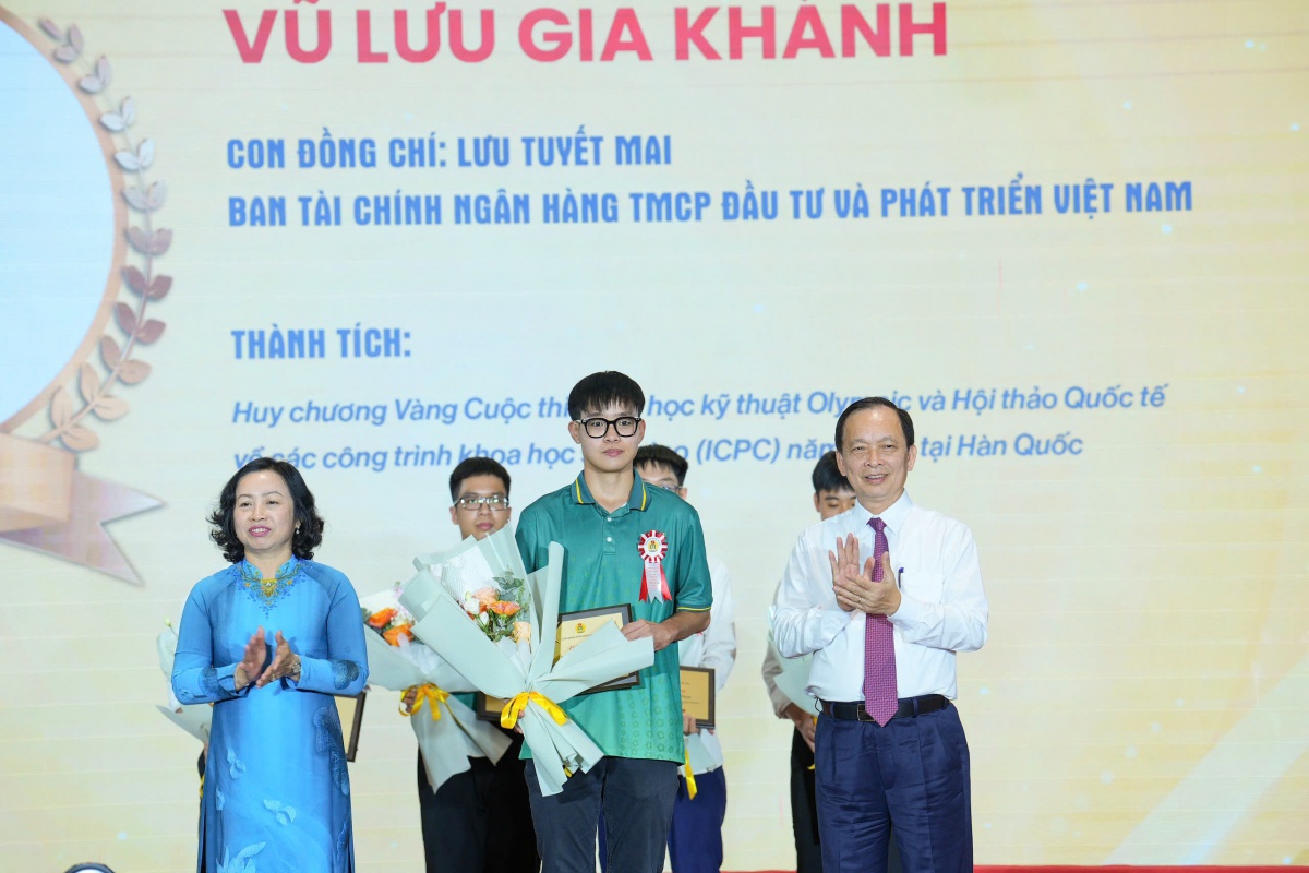 Vinh danh 17 học sinh, sinh viên là con cán bộ ngân hàng đạt giải quốc tế Vinh danh 17 học sinh, sinh viên là con cán bộ ngân hàng đạt giải quốc tế