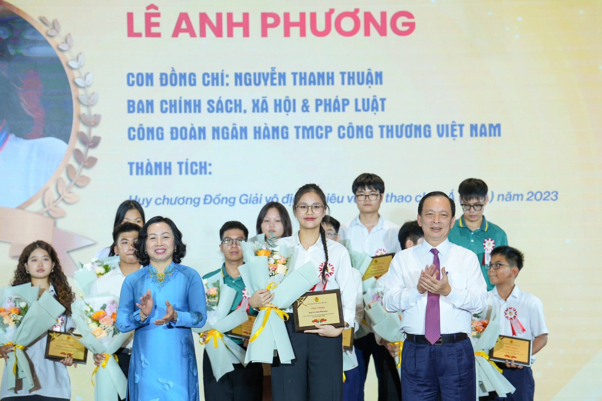 Vinh danh 17 học sinh, sinh viên là con cán bộ ngân hàng đạt giải quốc tế Vinh danh 17 học sinh, sinh viên là con cán bộ ngân hàng đạt giải quốc tế