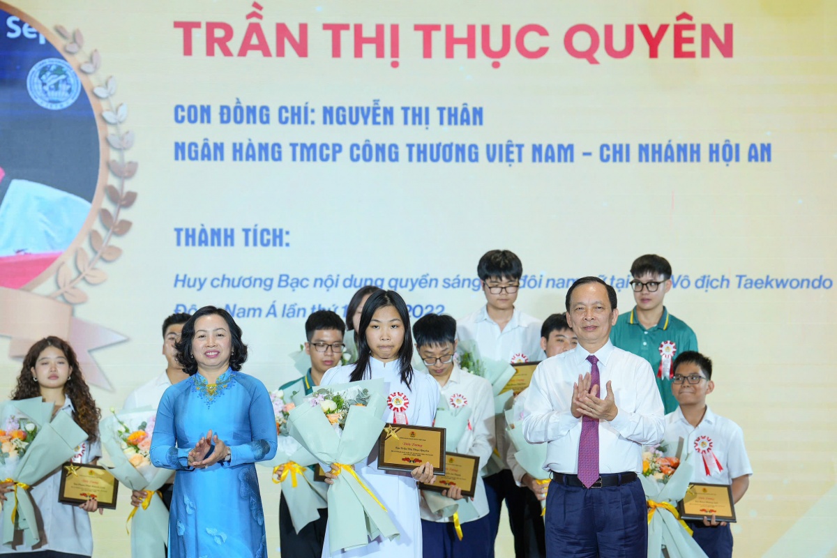 Vinh danh 17 học sinh, sinh viên là con cán bộ ngân hàng đạt giải quốc tế Vinh danh 17 học sinh, sinh viên là con cán bộ ngân hàng đạt giải quốc tế