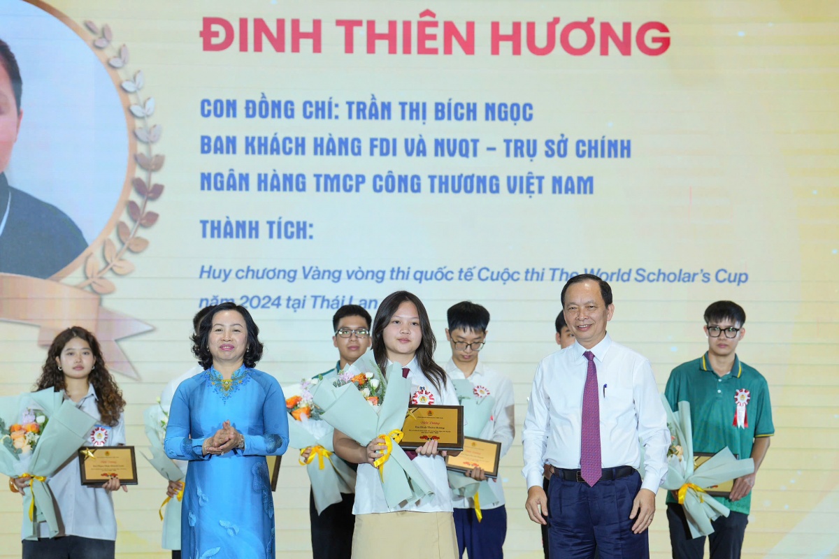 Vinh danh 17 học sinh, sinh viên là con cán bộ ngân hàng đạt giải quốc tế Vinh danh 17 học sinh, sinh viên là con cán bộ ngân hàng đạt giải quốc tế